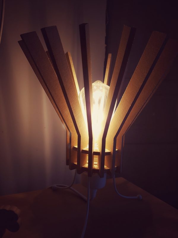 Lampe de chevet en bois conique