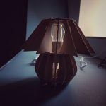 Lampe en bois sectionné avec une forme de lampe de chevet