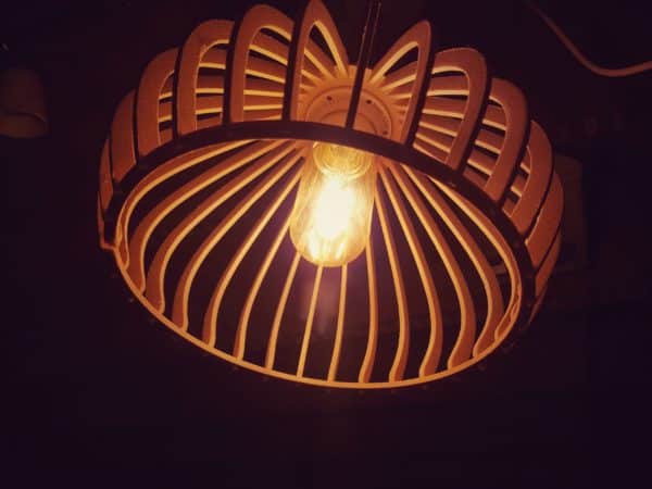 vue de dessous de la lampe avec ampoule oeuf