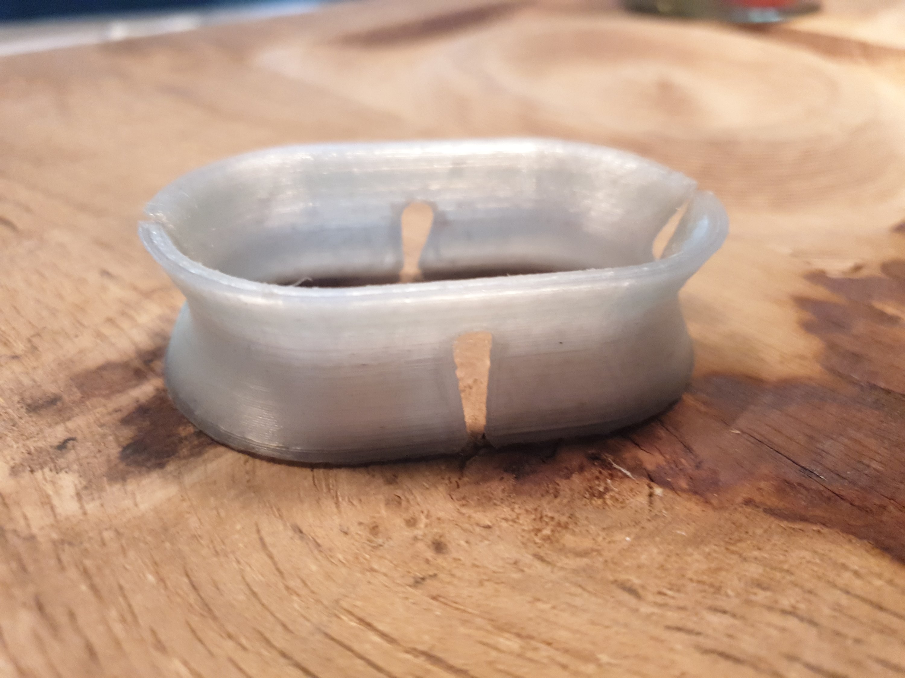 Un enrouleur de casque fait à partir de plastique PLA recyclé
