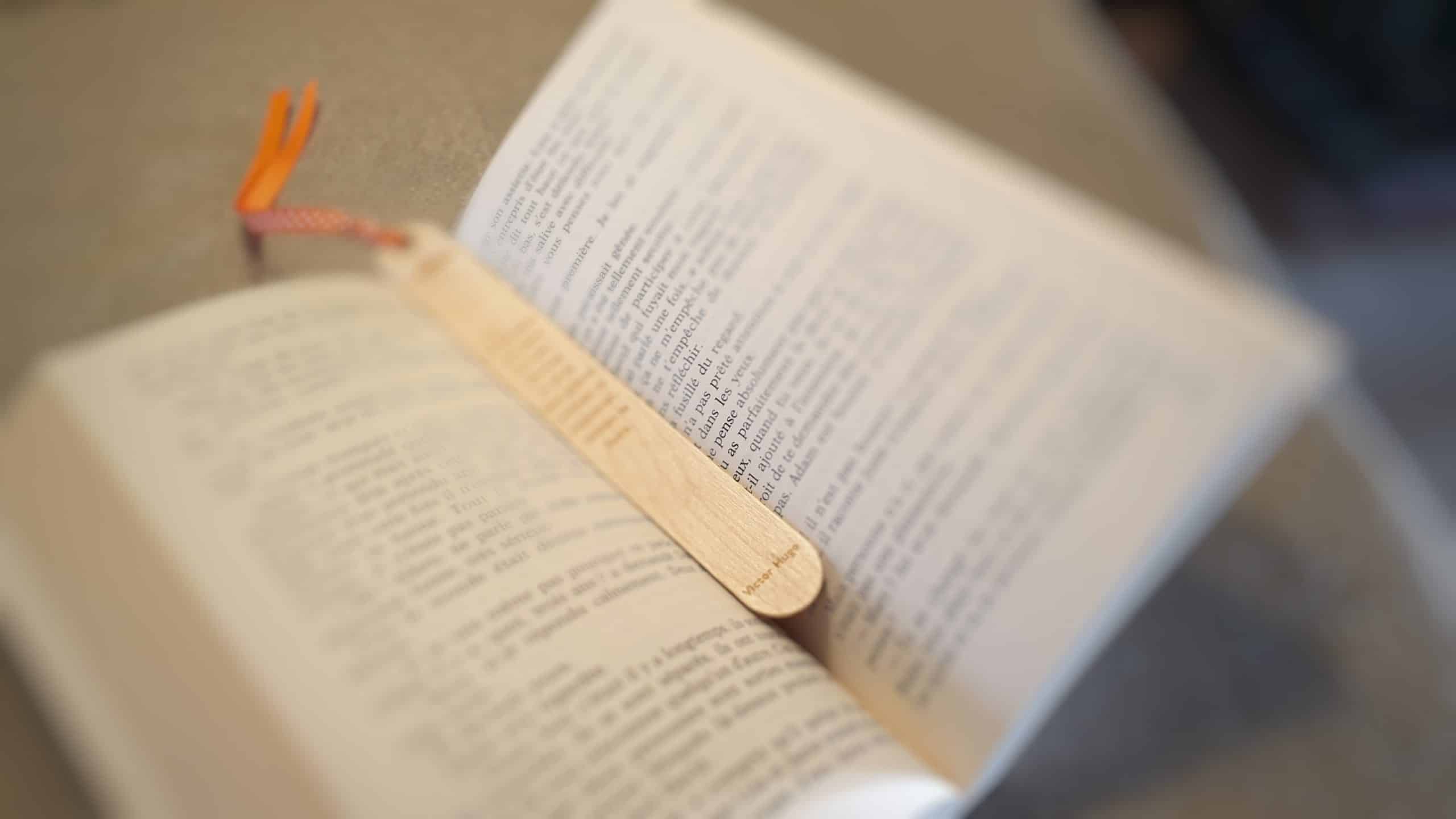 Comment Garder Maliste De Marques Pages Ouverte Marque page en bois avec des citations - un repère original