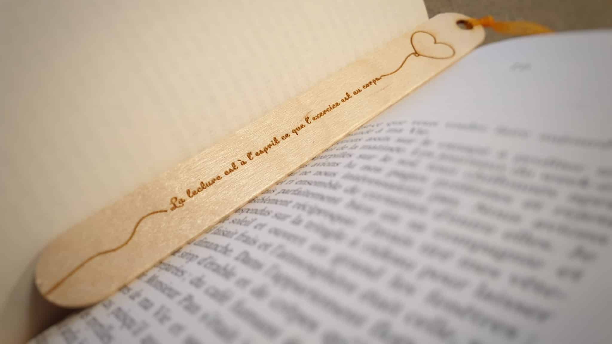 Comment Garder Maliste De Marques Pages Ouverte Marque page en bois avec des citations - un repère original