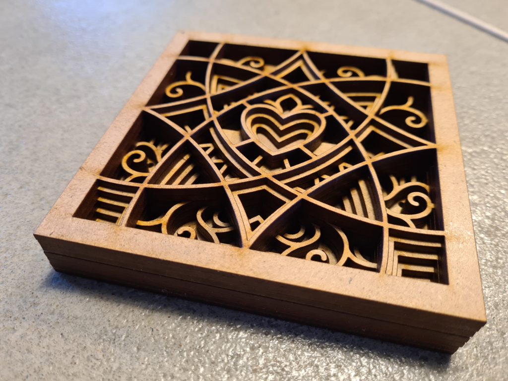 Un mandala formé de 7 couches de bois et en forme de Coeur