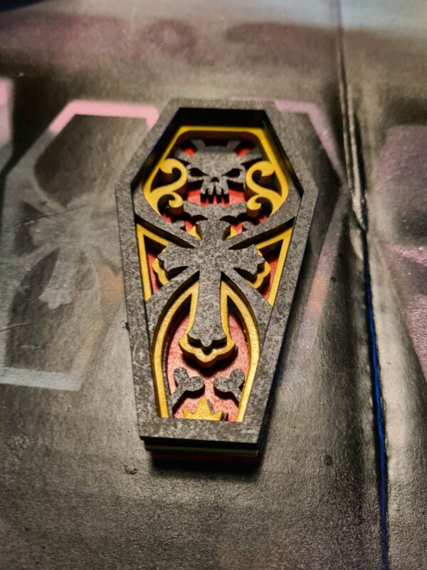 Une cercueil avec un dessin de crâne