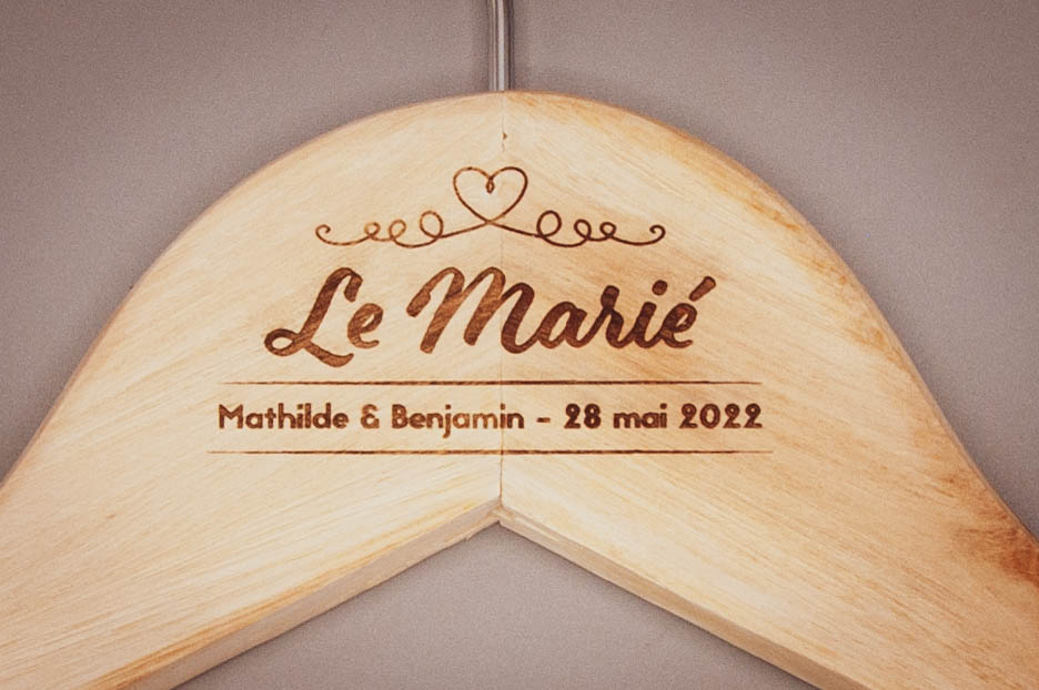 Cintre en Bois Personnalisé | Accessoire Unique pour Mariage