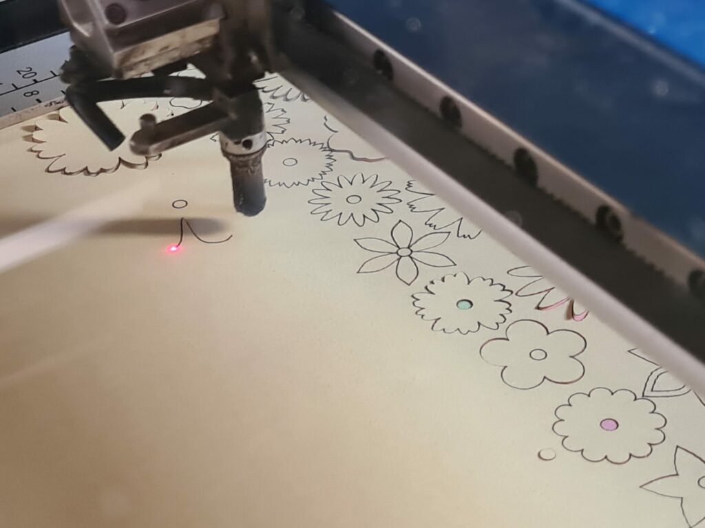 Découpe des motifs de fleurs 3